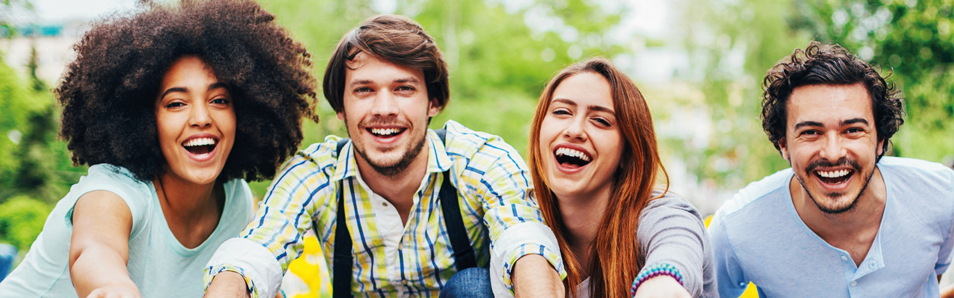 Junge fröhliche Menschen