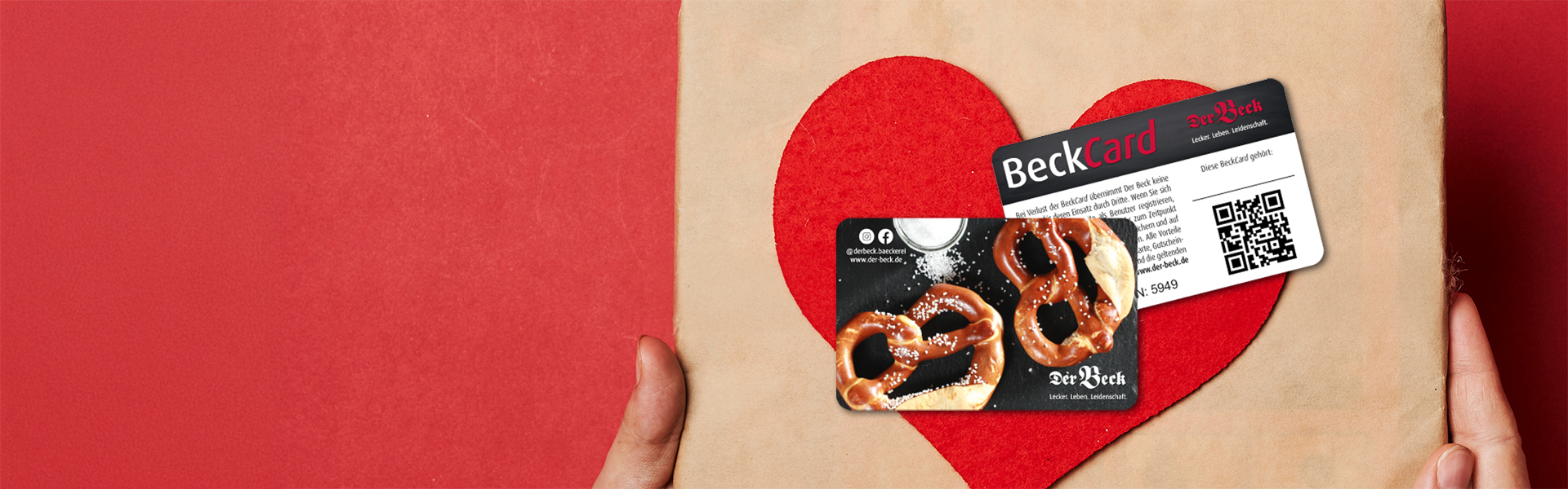 BeckCard auf einem verpackten Geschenk mit rotem Herz aus Filz