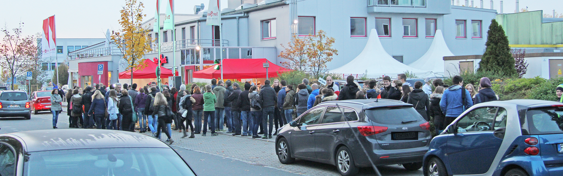 Menschenschlange vor der Zentrale bei der Veranstaltung &quot;Lange Nacht der Wissenschaften&quot;