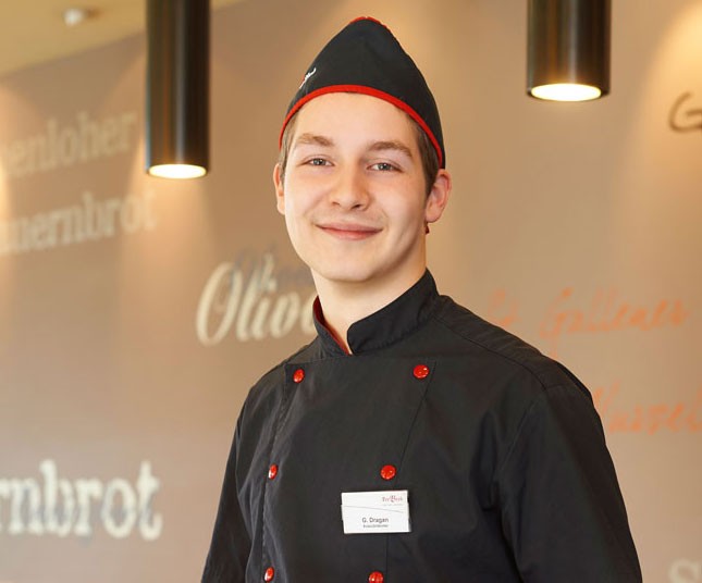 Ein Mann lächelt in die Kamera