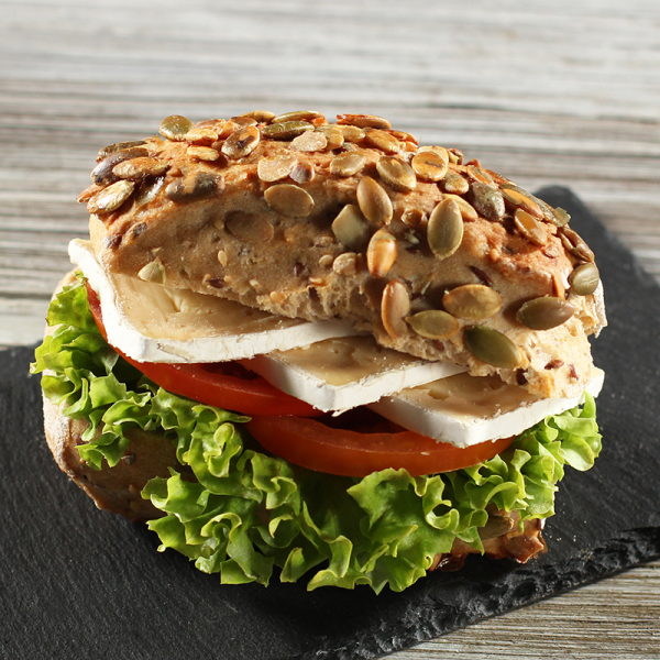 Kürbiskernbrötchen m.Camembert u. Tomaten