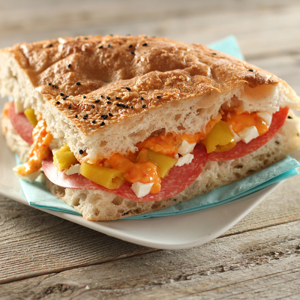 Olivenfladen mit Salami und Hirtenkäse