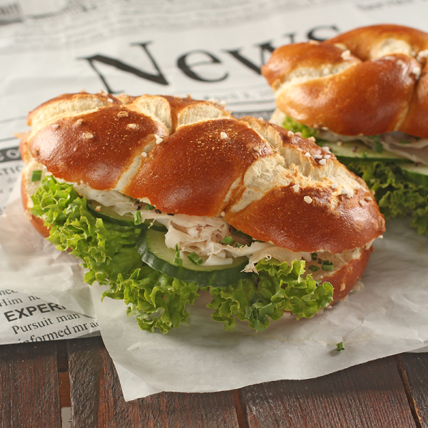 Laugenzöpfle mit Frischkäse und Putenbrust