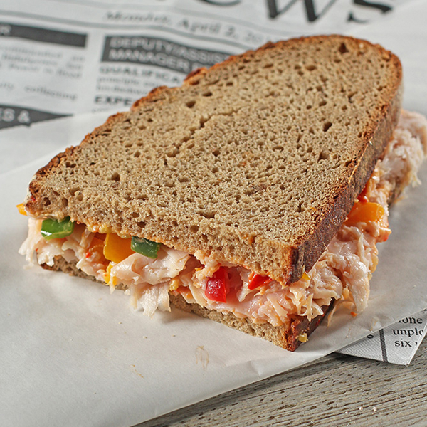 Brotzeitschnitte mit Pute und Paprika