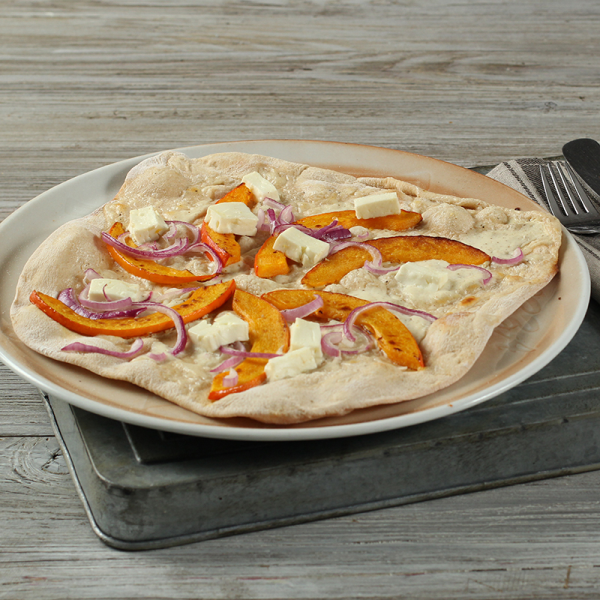 Pizza mit Kürbis, roten Zwiebeln und Hirtenkäse