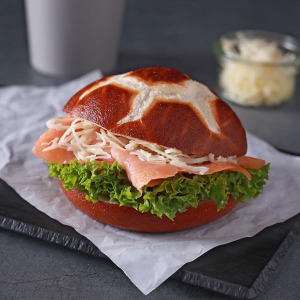 Fußballbrötchen mit Lachs und Kren