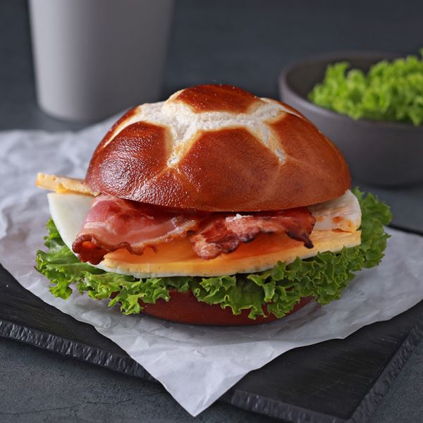 Fußballbrötchen mit Ei und Speck