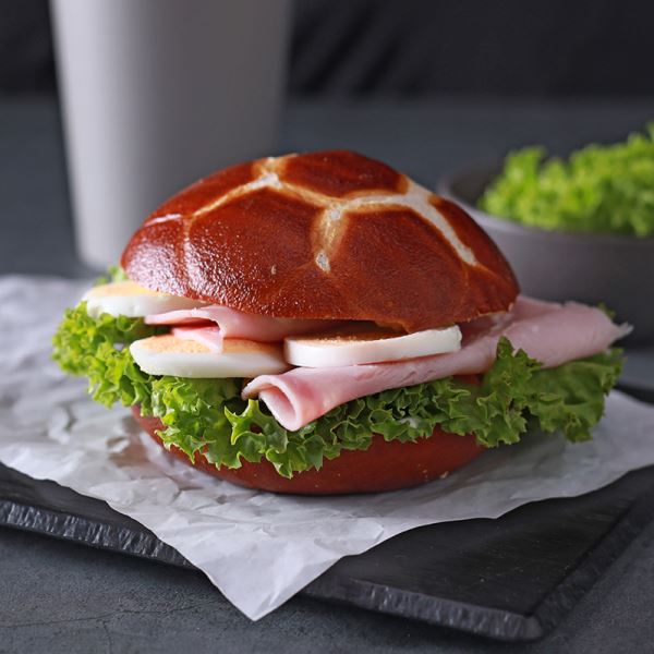 Fußballbrötchen mit Schinken und Ei
