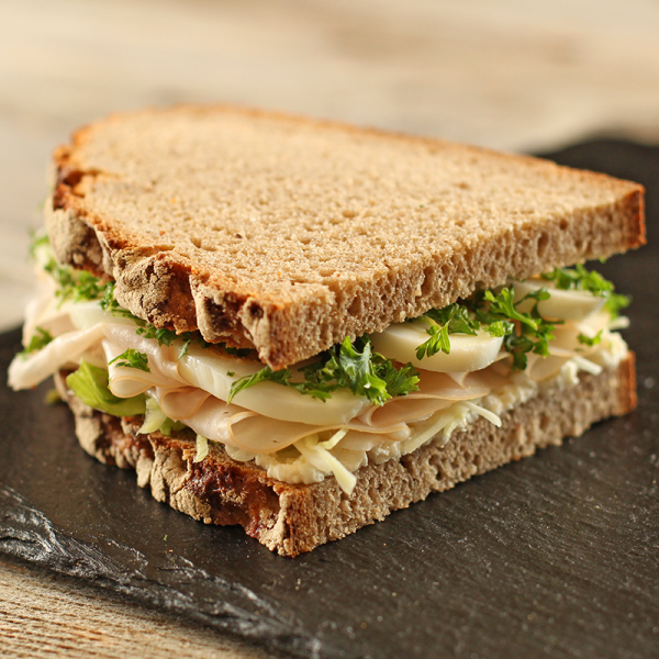 Brotzeitschnitte mit Schinken und Ei
