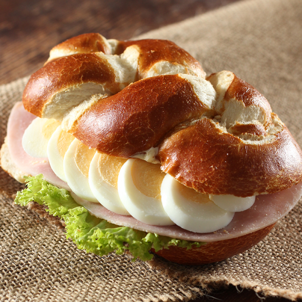 Laugenzöpfle mit Schinken und Ei