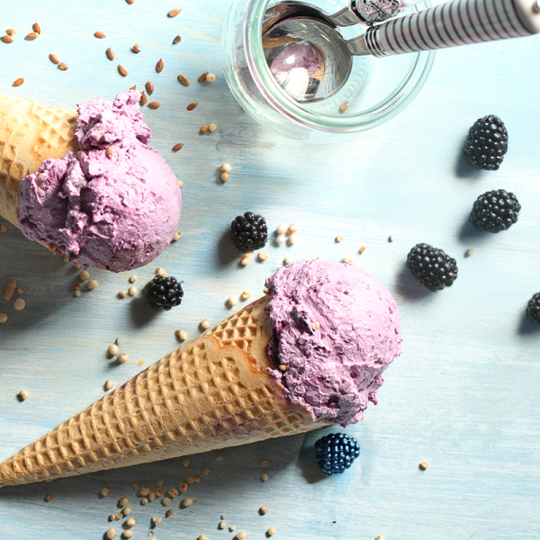 Eiskugel Brombeer-Joghurt