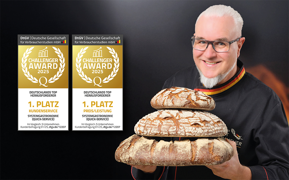 Brotsommelier Harald Pommer, daneben die beiden Challenger AWARD-Auszeichnungen