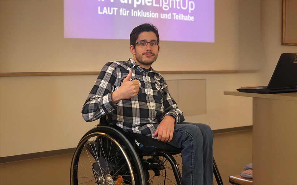 Ein Mitarbeiter von Der Beck sitzend im Rollstuhl