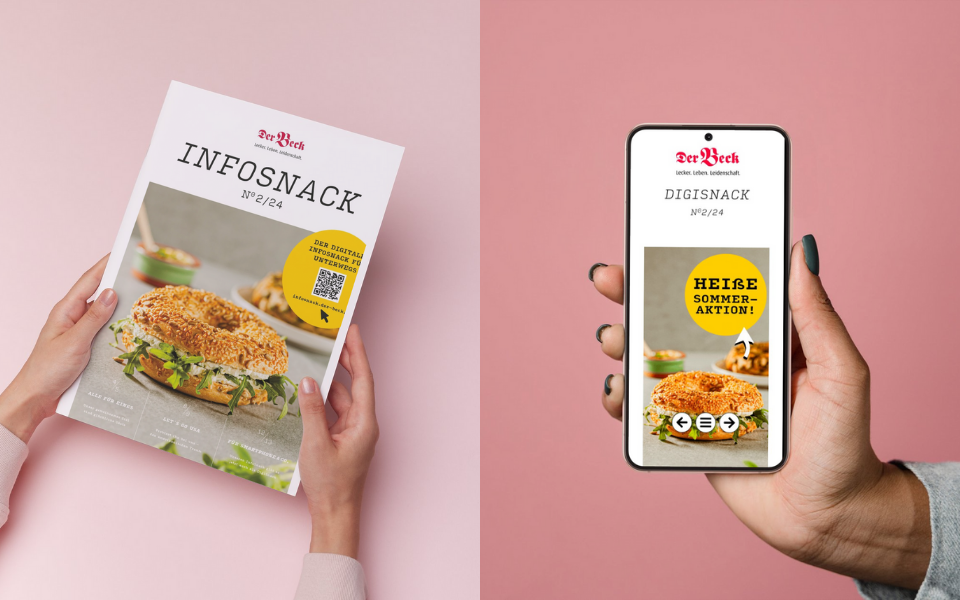 Hände halten einen InfoSnack in Papierform und digital auf einem Handy